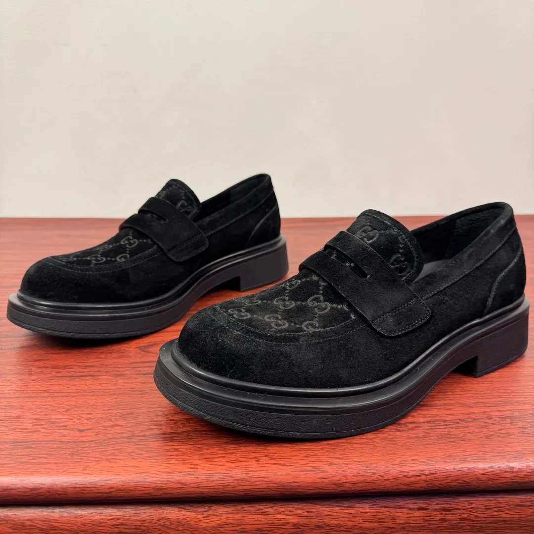 Batch 800 Gucci/Gucci new men's loafers with GG details, thick-soled slip-ons! The design of this men's lace-up shoe is rooted in the brand's heritage. It is carefully crafted from high-quality calfskin/open-edge beaded cowhide/suede cowhide. It is made of various leather types and is embellished with GG printed embossed suede leather details, which pays homage to Gucci's classic monogram. The rubber sole with GG pattern adds a modern touch to the design. Classic and simple sponge cake style design. European and American classic version, full calfskin lining. The overall upper texture is soft. The lining is comfortable and breathable. 2CM thickened soft rubber sole, easy to control. Versatile and stylish on the foot. Available in multiple colors to meet different matching needs. Full package! Size: 39-40-41-42-43-44 leather shoe size (can be customized to 38.45.46) Item number: 7826 Loafers black suede